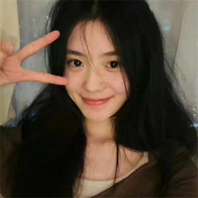 落在她身边